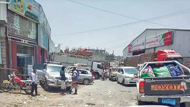 أهالي يافع: تجار الجملة في لبعوس يقطعون طريق مدخل سوق السلام